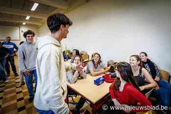 Studenten VUB zetten vroegere leerkrachten van BA Campus Pitzemburg in de bloemetjes: “We hadden een goede band met hen”