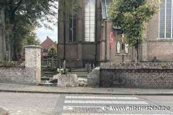 Beschermde kerkhofmuur half jaar na restauratie weer omver gereden