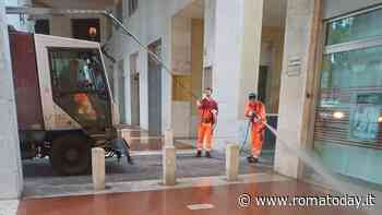 Degrado in piazza dei Navigatori, dopo la mobilitazione dei residenti partono le pulizie