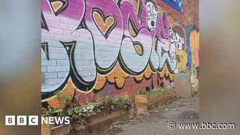 Man stabbed from behind in alleyway