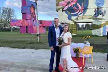 Elke en Gaetan geven elkaar jawoord op de festivalweide… en dat blijkt deel van hun verkiezingscampagne