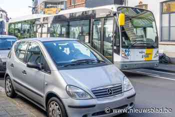 De Lijn schrapt onveilige bushalte: busreizigers moeten zich tussen geparkeerde auto’s wringen