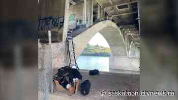 Saskatoon police arrest homeless person at scene of encampment fire under University Bridge