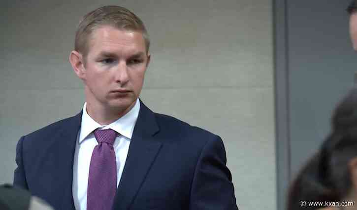 Jurors had electronic devices open, visible in deliberation room in officer's trial, defense calls for mistrial