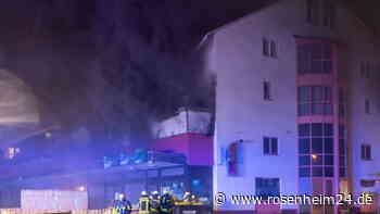 Großeinsatz in der Nacht in Traunreut - Feuer in Gaststätte ausgebrochen