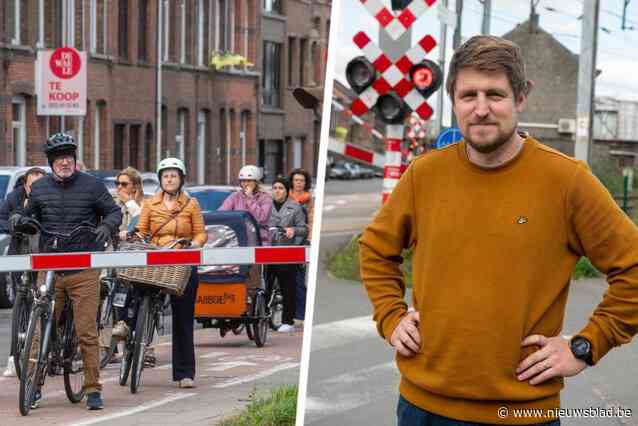 Gefrustreerde buurtbewoner maakt website over vaakst gesloten spooroverweg van het land: “Soms staan hier 300 fietsers te wachten”