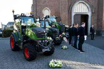 Jonge landbouwers vormen stoet en erehaag met tractoren voor overleden collega Valérie (21)