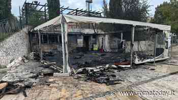 Incendio distrugge la tensostruttura all'interno del parco