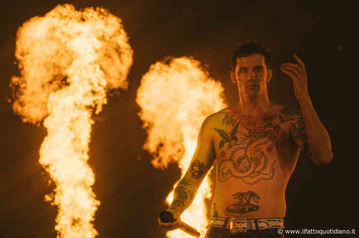 Achille Lauro come il diavolo e l’acqua santa per i 10 anni di carriera al Forum. E annuncia il nuovo album nel 2025 (dopo la partecipazione a Sanremo?)