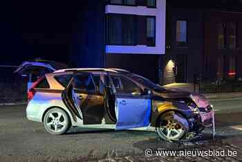 Botsing tussen twee auto’s aan kerk: veel schade, geen gewonden