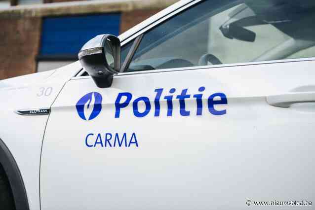 Man in latex SM-pak vraagt in As aan moeder met kindjes om zijn handen vast te binden