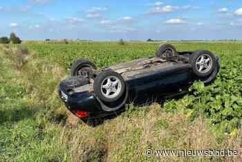 Cabrio gaat overkop en belandt op zijn dak in veld, twee inzittenden lichtgewond