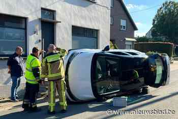 Auto belandt op flank nadat bestuurster op trap rijdt