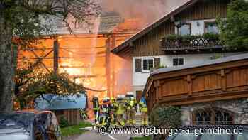 Großbrand in Eisenberg: Scheune brennt lichterloh, Feuerwehr kämpft um Wohnhaus