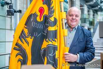 ‘Registreren’ via facebook en belastingbrieven invullen: zo probeert Guy D’haeseleer (Vlaams Belang) in Ninove kiezers te overtuigen