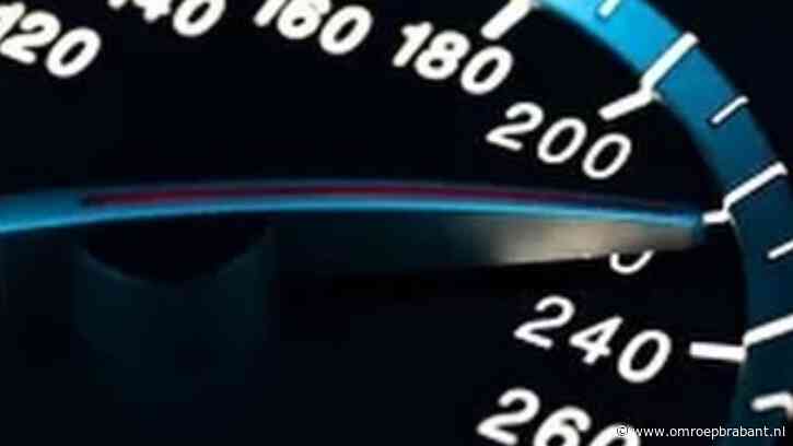 Man scheurt met 2 kinderen op de achterbank met ruim 200 over de snelweg