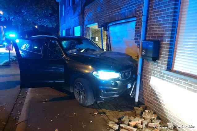 Wagen tegen gevel: bestuurder ongedeerd