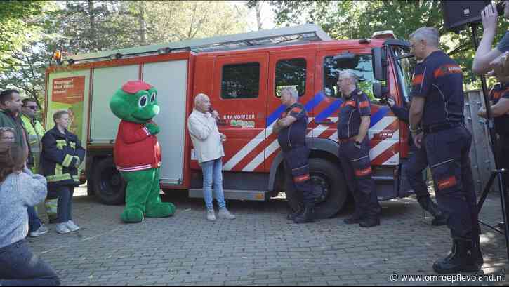 Zeewolde - Stichting De Opkikker krijgt een brandweerauto cadeau, kinderen zijn dolgelukkig
