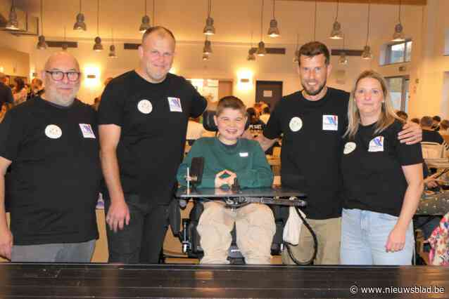 ‘Lennert For Life’: familie en vrienden springen in de bres voor jongen (13) met spierziekte die dagelijks door mama Sarah naar school wordt gebracht: “Ik heb de strijd opgegeven”