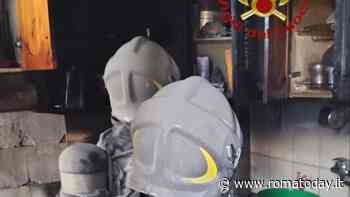 Anziano intossicato nell'appartamento in fiamme salvato dai pompieri