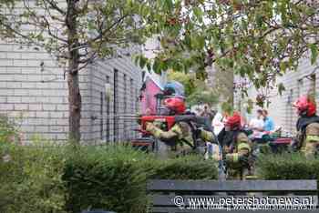Brandweer blust brand in spouwmuur in Uithoorn