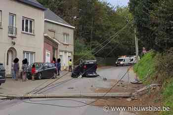 Auto met drie kinderen gaat over de kop: bestuurder vlucht zwaargewond uit auto