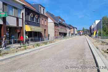 Eindstreep werken Handelslei in zicht, voet- en fietspad aan even kant is helemaal klaar