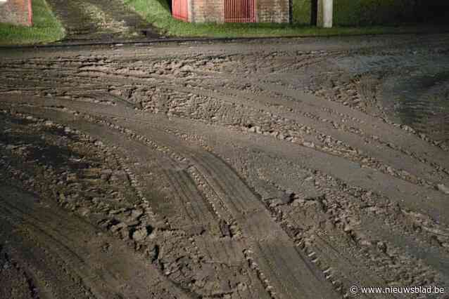 Brandweer heeft handen vol met modder op wegen in Westhoek: “Pas rijstijl op baan aan”