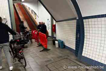 Paaltjes aan roltrappen Voetgangerstunnel om zware fietsen tegen te houden