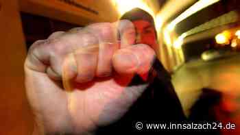 Betrunkener Kraiburger schlägt um sich und tritt wie wild auf Polizisten ein