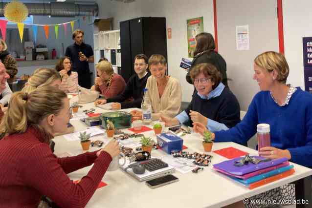 VUB-studenten verrassen hun oud-leerkrachten met pralines