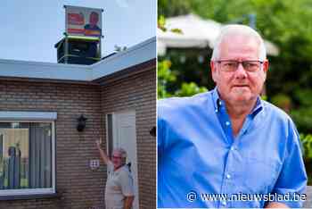 Jan (74) wil hoog scoren bij de gemeenteraadsverkiezingen en plaatst daarom verkiezingsbord… op zijn dak