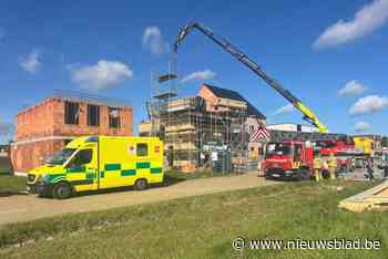Houten constructie valt om aan woning in aanbouw: arbeider zwaargewond naar ziekenhuis