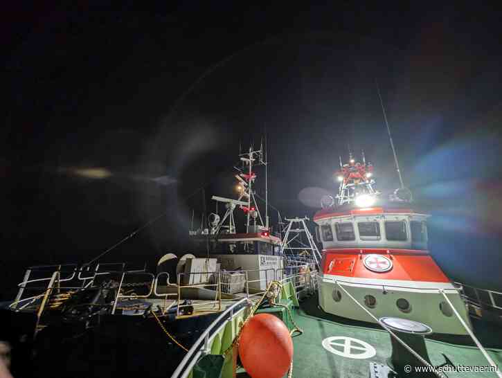 Redders DGzRS halen stuurloos meet- en duikschip van zee