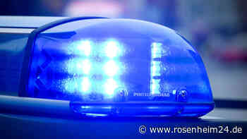 Rettungskraft will betrunken bei Einsatz helfen und donnert mit Blaulicht in Gartenzaun