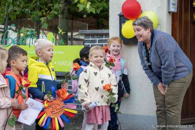 Juf Ann getrakteerd op ontbijt en videoboodschappen voor 20 jaar op kleuterschool in Vlassenbroek