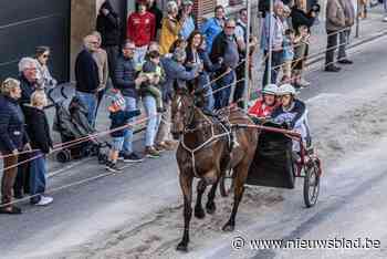 Jan Jaap Van Der Wal en winnares Winkelnaris Universalis nemen het tegen elkaar op tijdens Winkel Koerse