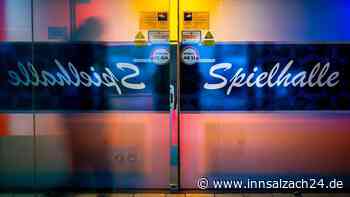 Betrunkener Burgkirchner randaliert erst in Spielhalle und kracht dann mit Auto gegen Baum