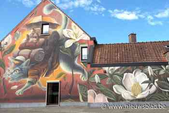 Opvallende muurschildering van reizende kat verschijnt op woning: “Wilden iets uniek doen met de grote gevel”