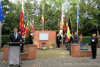 Herdenking bevrijding aan oorlogsmonument lokt veel volk