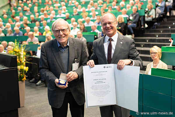 Verdienter Orden - Universitätsmedaille für Dr. Götz Hartung bei der Herbstakademie