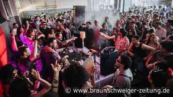 Kunstmuseum Wolfsburg eröffnet Schau mit Rave und Raketenstart