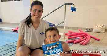 Inspirational child with amputated legs conquers fear of swimming