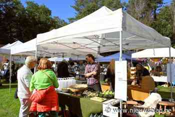 Gemeente blikt tevreden terug op zonnige fairtrademarkt en hondenwandeling