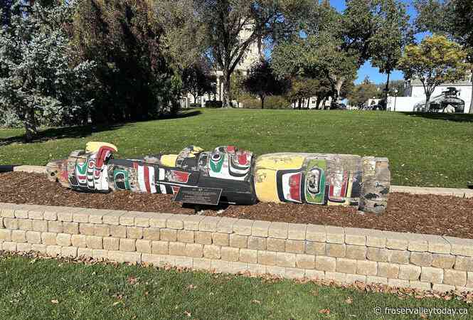 Totem pole that has stood near the Manitoba legislature for 53 years is removed