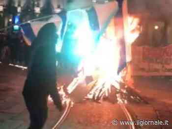 Corteo proPal non autorizzato di Torino: tre agenti feriti e bandiere bruciate
