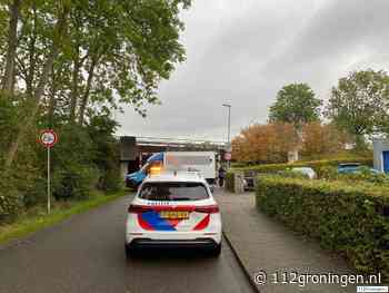 Auto raakt hoogtepaal bij viaduct Popdijkemaweg/ Kardingerweg
