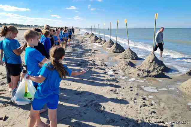 Leerlingen De Schatkist gaan op sportdag naar strand van Groede