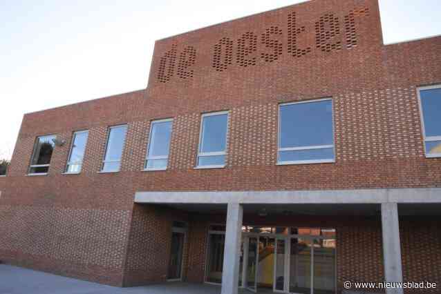 Ouders, kinderen en schoolteam reageren rustig dag na bommelding in De Oester in Strijland: “De veiligheidsprocedures zijn perfect gevolgd”