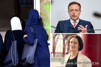 Voorstel van De Wever over hoofddoekenverbod vindt bijval bij Vooruit en Groen: “Goed dat hij mee wil zoeken naar compromis”